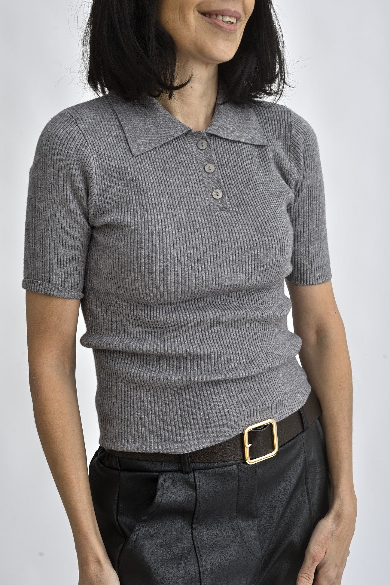 Top gri cu croială slim-fit, guler clasic și nasturi.