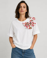 Tricou cu siluetă largă, fundă decorativă și imprimeu cu cireșe, vedere frontală. All Above Boutique.