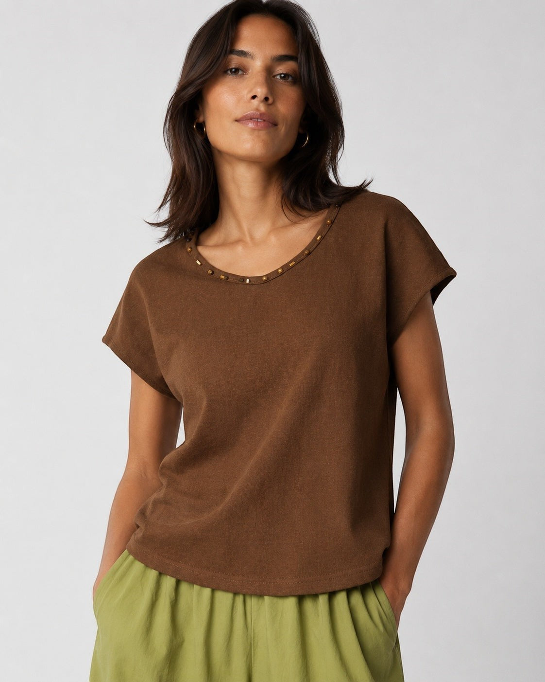 Tricou din bumbac subțire cu guler tip colier, în nuanța maro, vedere din față.