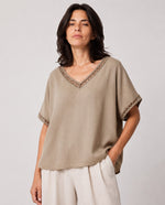 Tricou din in și viscoză cu margini macrame, în nuanța grej, vedere din față.