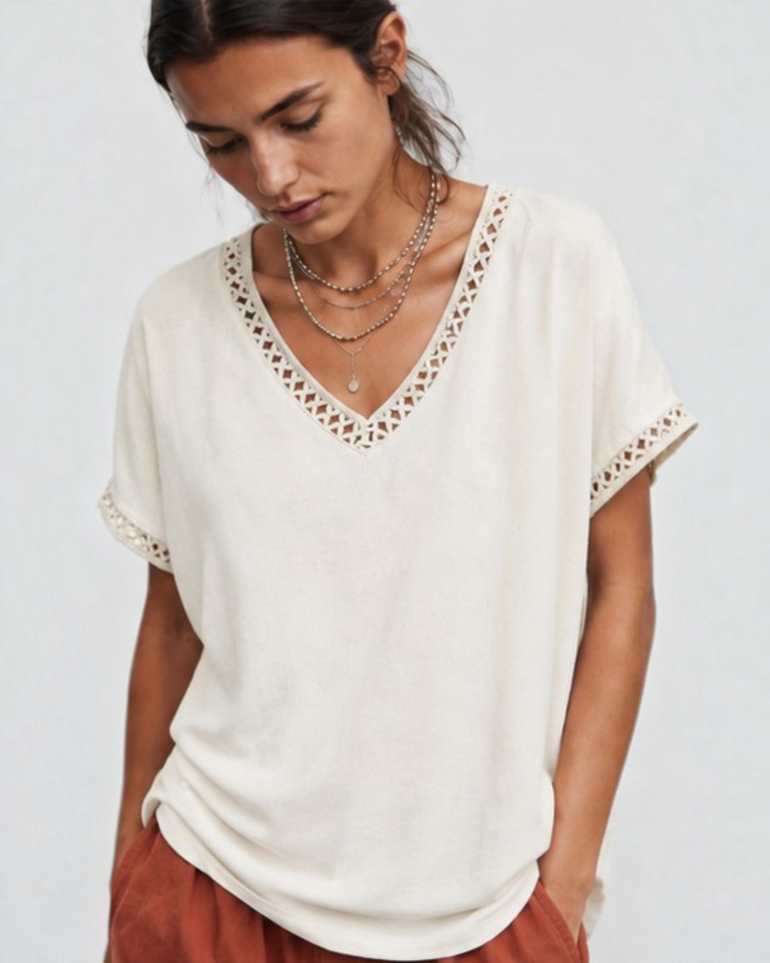 Tricou din in și viscoză cu margini macrame, în nuanța crem, vedere din față.