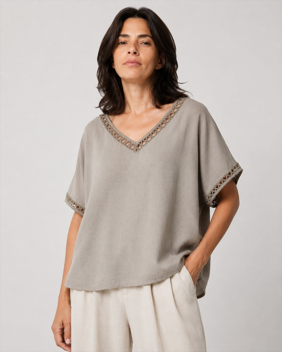 Tricou din in și viscoză cu margini macrame, în nuanța grej, vedere din față.