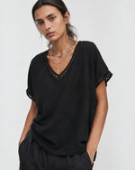 Tricou din in și viscoză cu margini macrame, în nuanța negru, vedere din față.