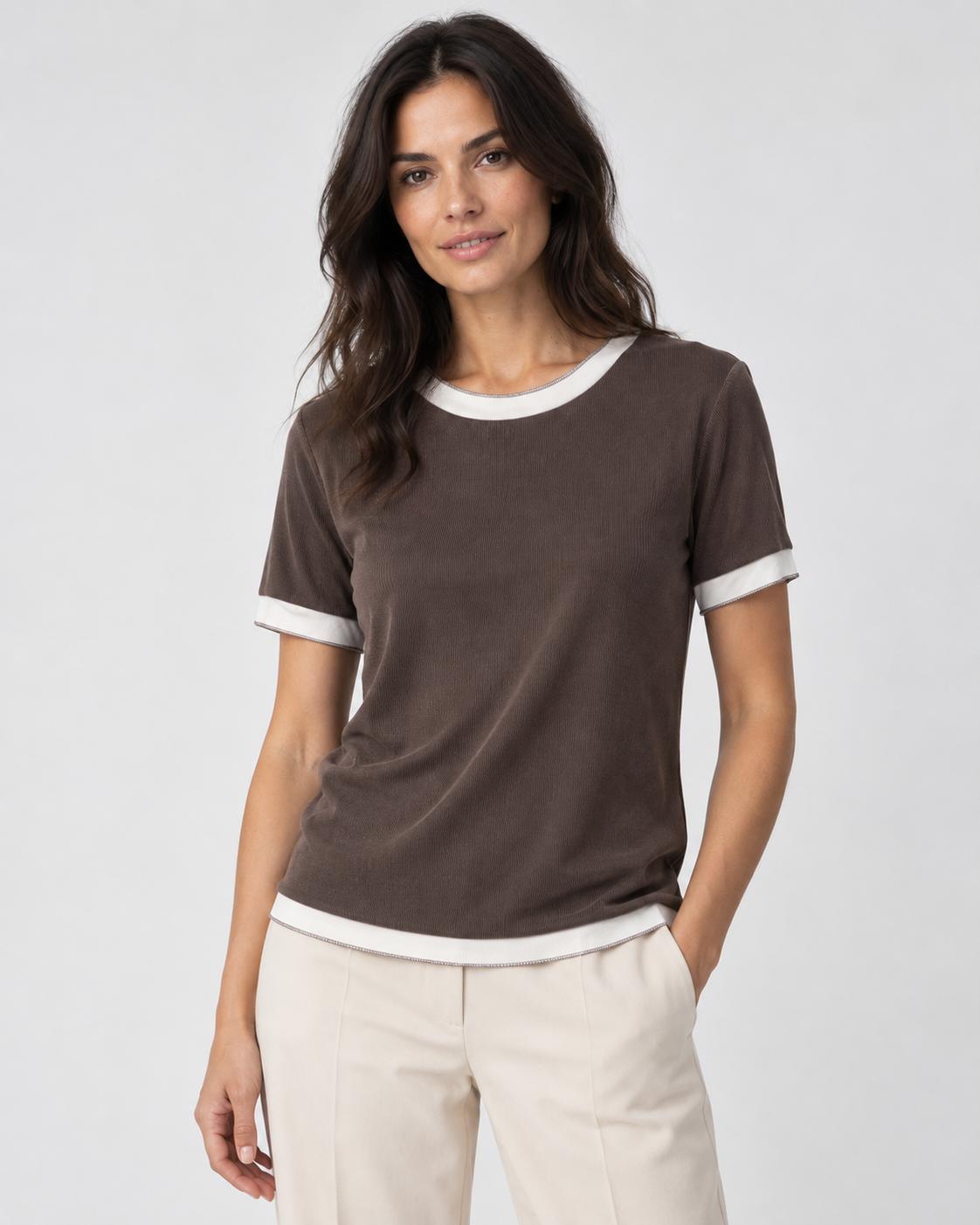 Tricou din rib moale cu margini în contrast, în nuanța maro cafea, vedere din față.