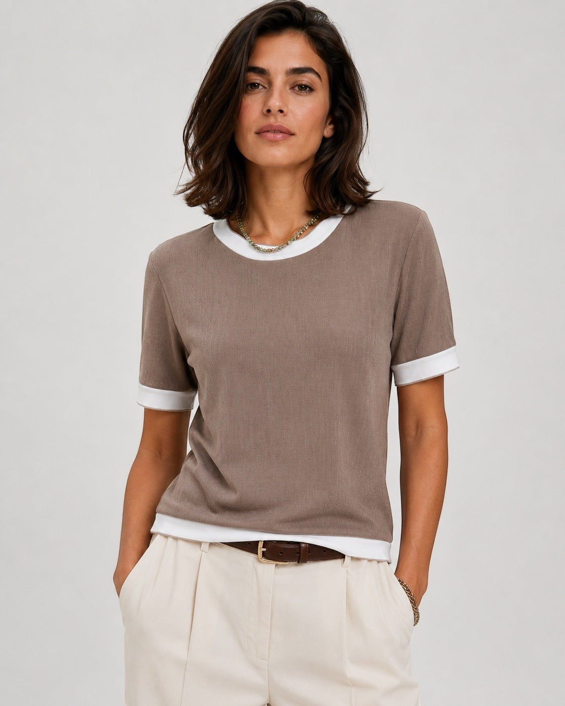 Tricou din rib moale cu margini în contrast, în nuanța grej, vedere din față.