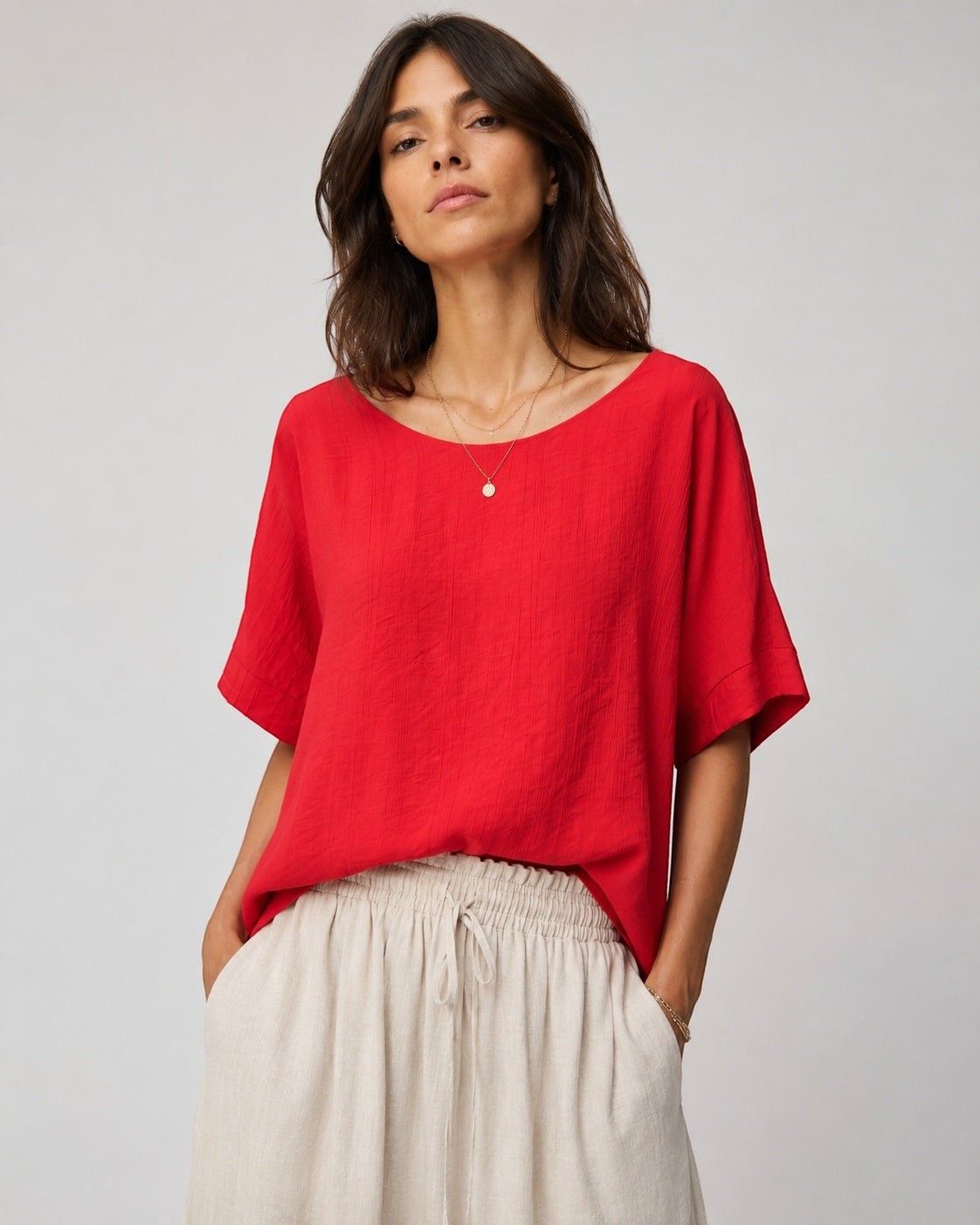 Tricou larg cu guler barcuță și detaliu în X la spate, în nuanța roșu aprins, vedere din față.