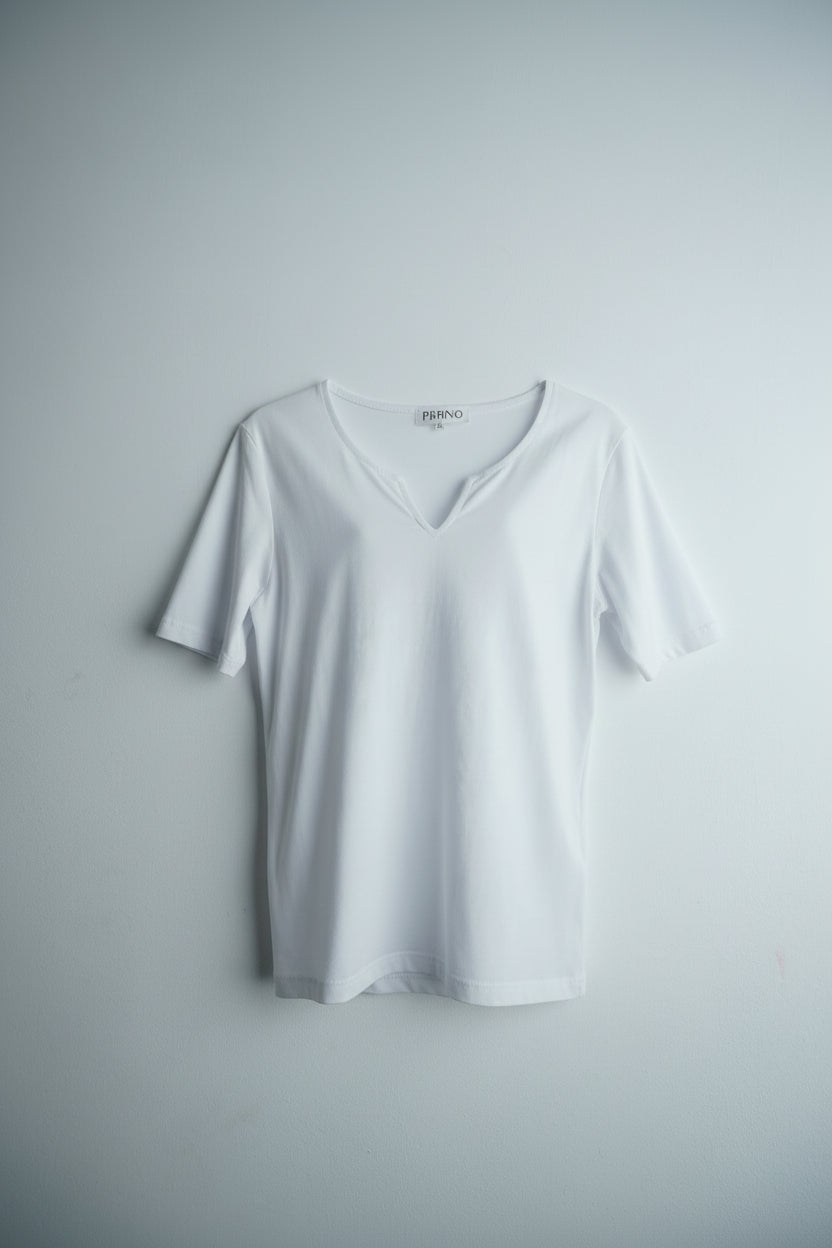 Tricou alb damă cu croială simplă și decolteu în V mic