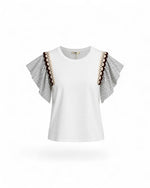 Tricou alb cu detalii macrame, prezentare produs pe fundal alb