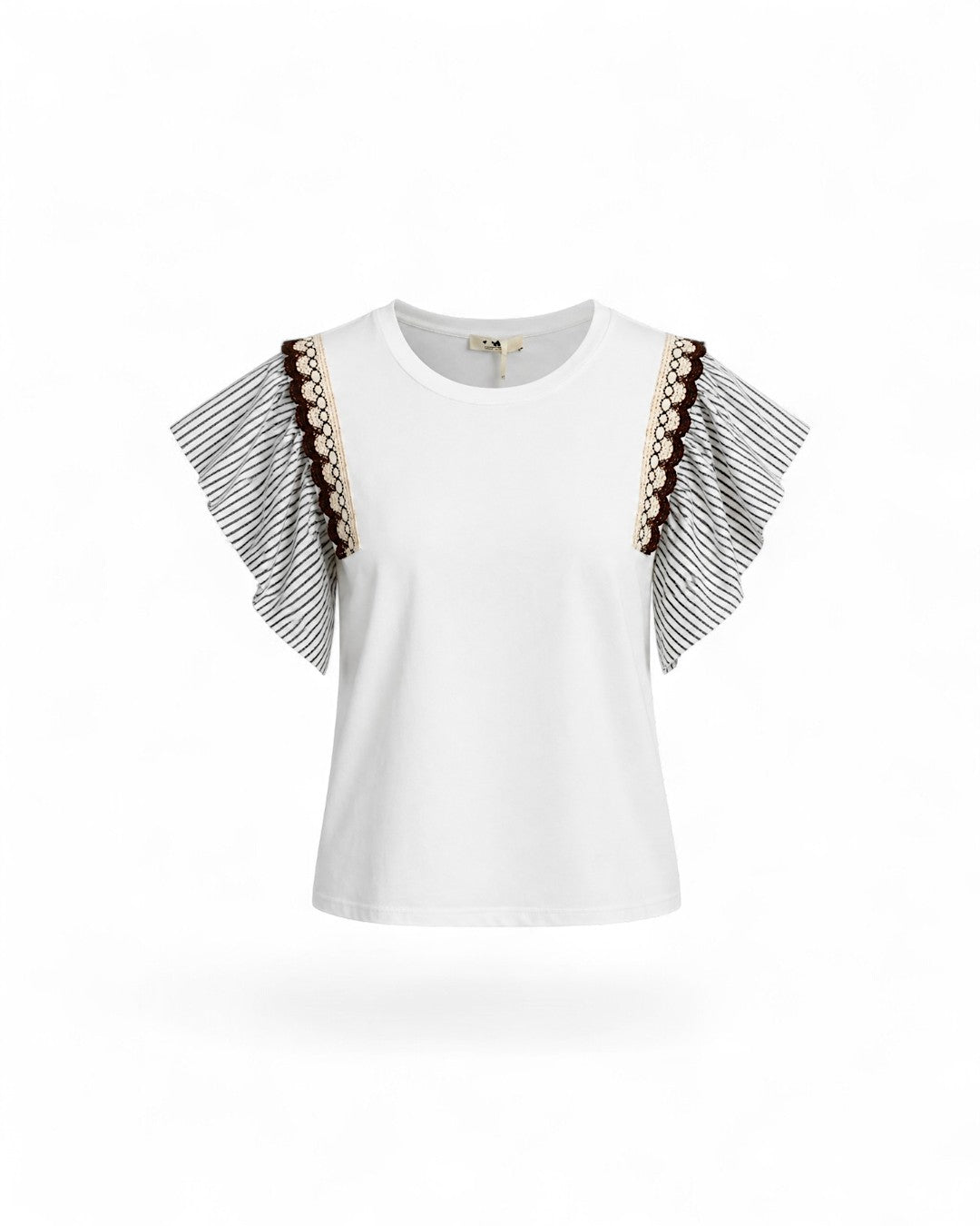 Tricou alb cu detalii macrame, prezentare produs pe fundal alb