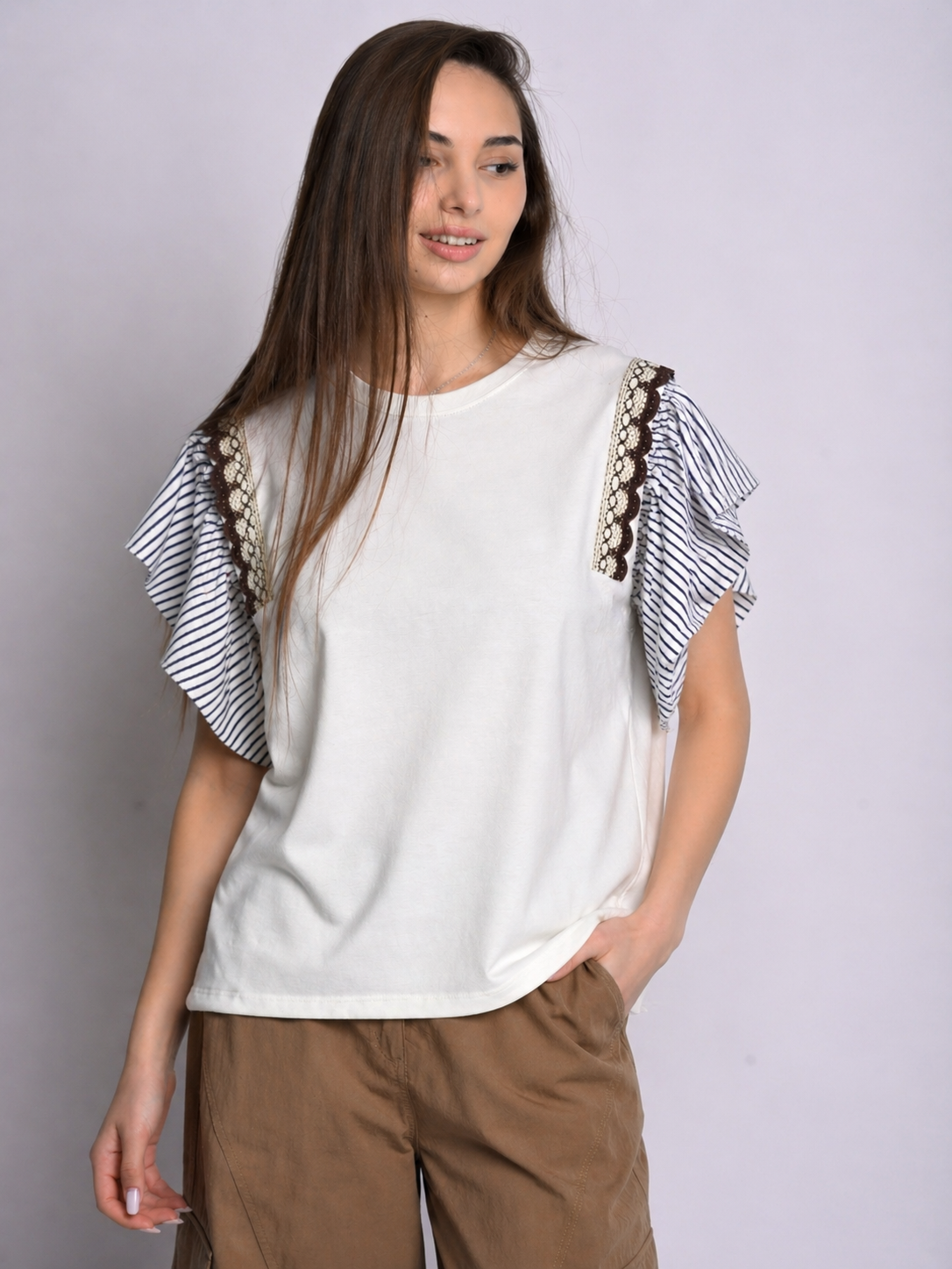 Tricou alb cu volănașe din macrame purtat pe model, vedere frontală