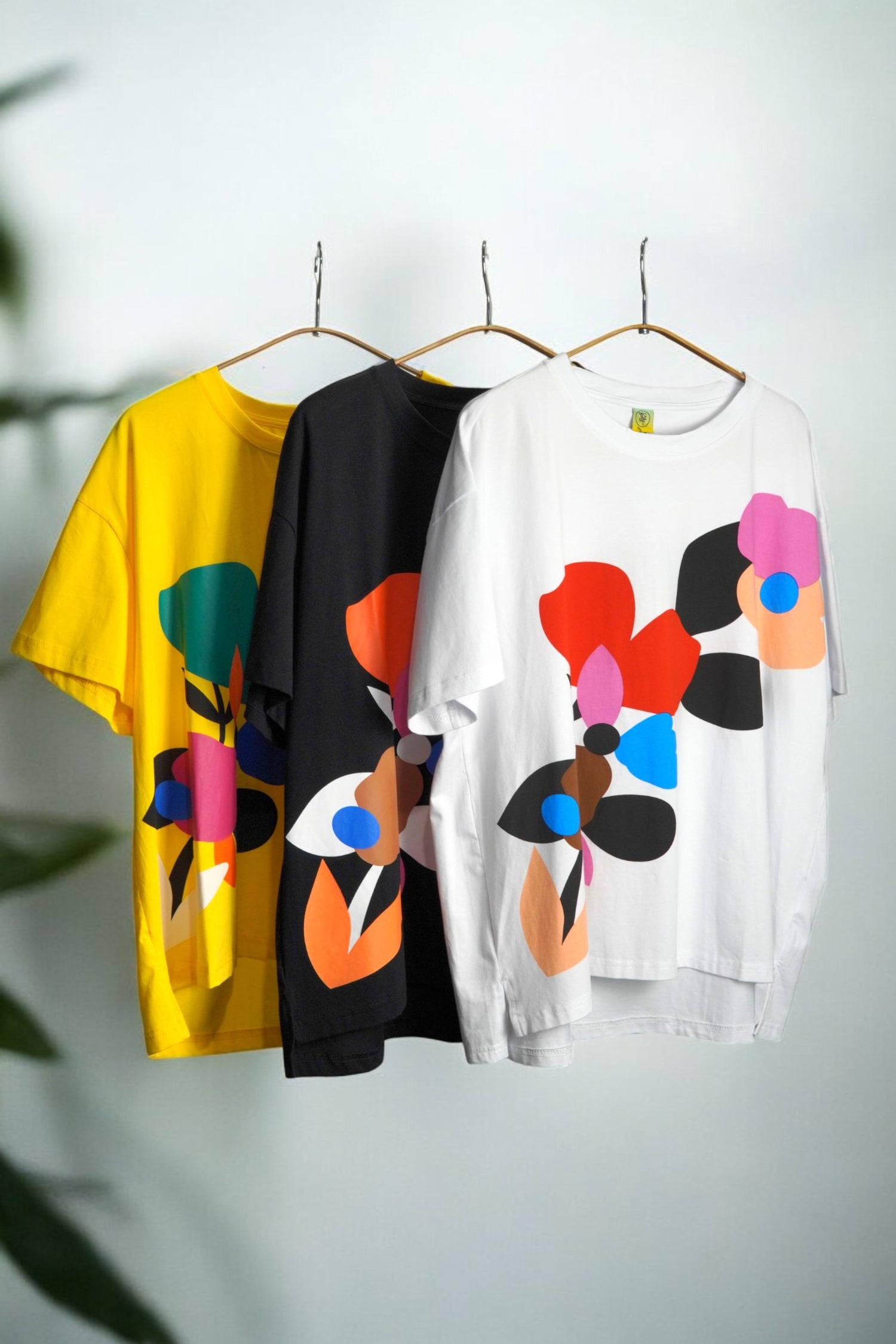 Tricou damă din bumbac cu imprimeu floral abstract, în culorile galben, negru și alb