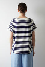 Detaliu tricou basic navy cu tiv întors și dungi