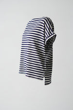 Tricou navy cu dungi purtat pe model, vedere laterală