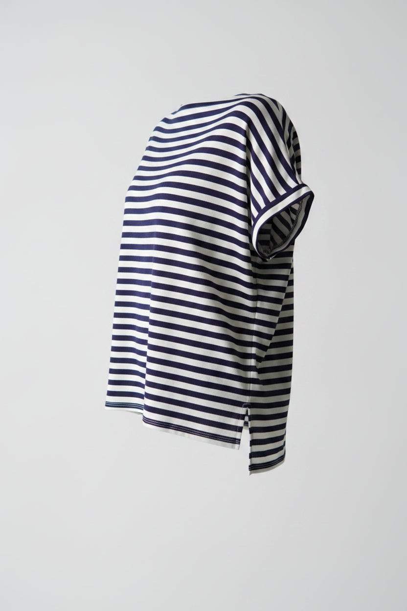 Tricou navy cu dungi purtat pe model, vedere laterală