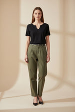 Tricou negru damă cu decolteu în V mic purtat de model