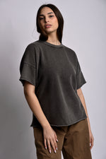 Tricou oversize gri închis cu tiv neslefuit, stil urban