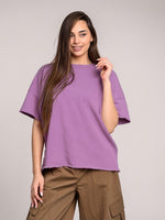Tricou oversize lila cu tiv neslefuit, croială lejeră