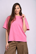 Tricou oversize roz intens cu tiv neslefuit, croială lejeră
