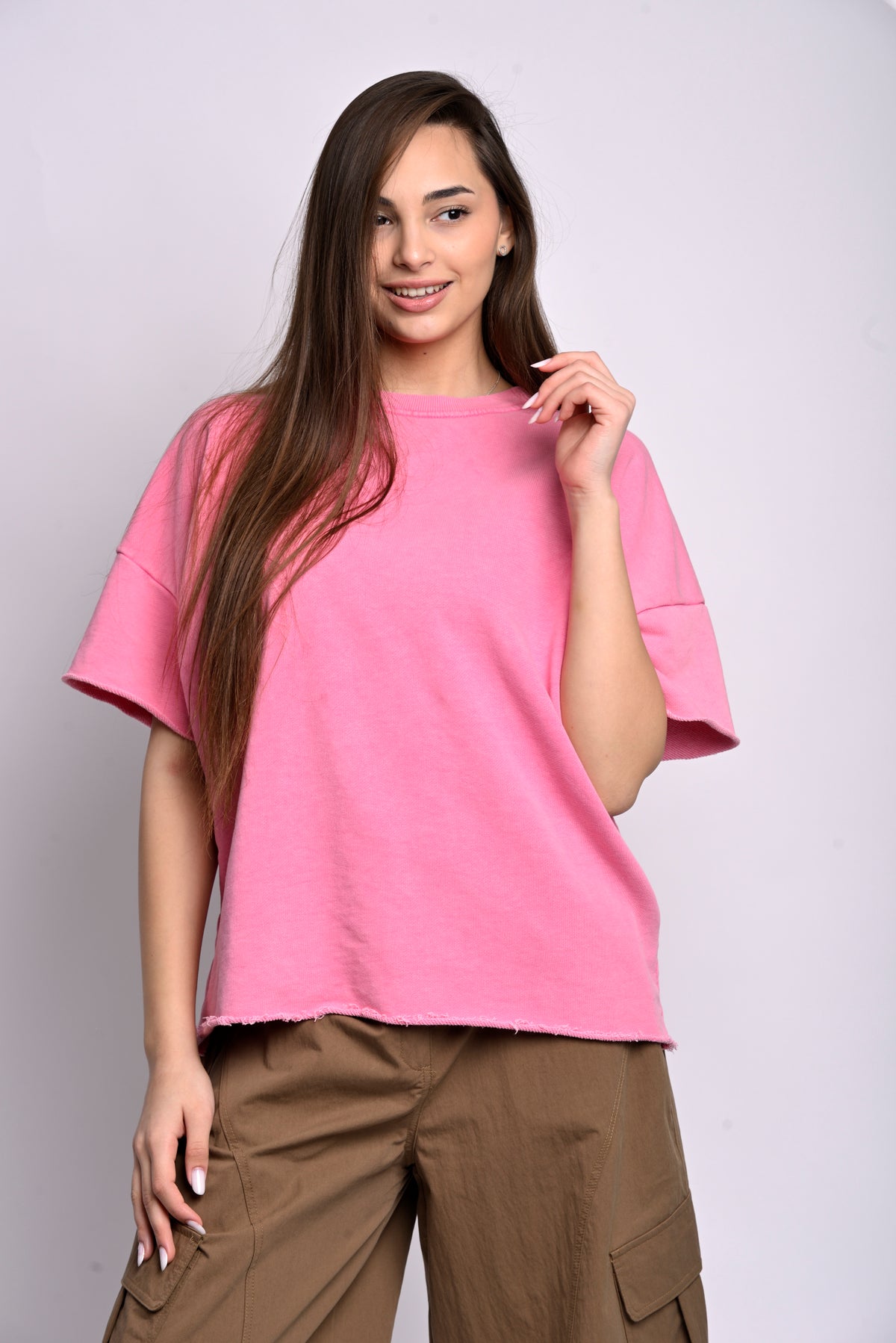Tricou oversize roz intens cu tiv neslefuit, croială lejeră