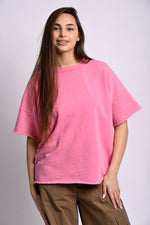 Tricou oversize roz pal purtat de model, look relaxat