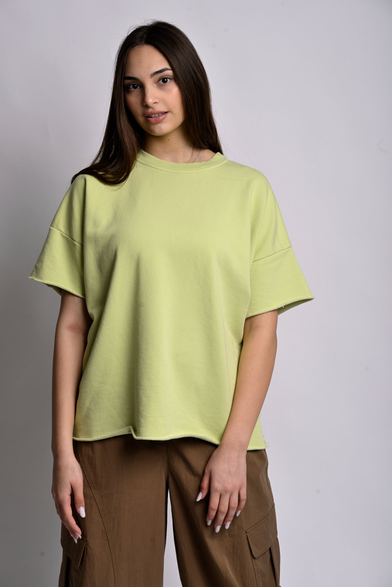 Tricou oversize verde pal cu tiv neslefuit, model casual