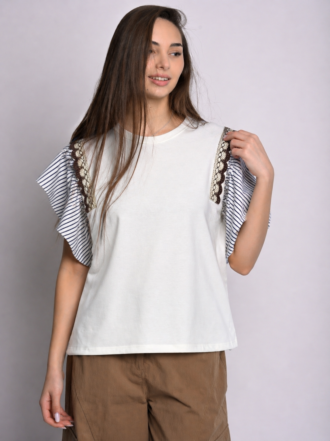 Tricou cu volănașe macrame într-un outfit casual modern