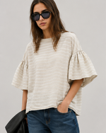 Tricou larg cu mâneci bufante, detaliu textură și dungi fine — All Above Boutique.