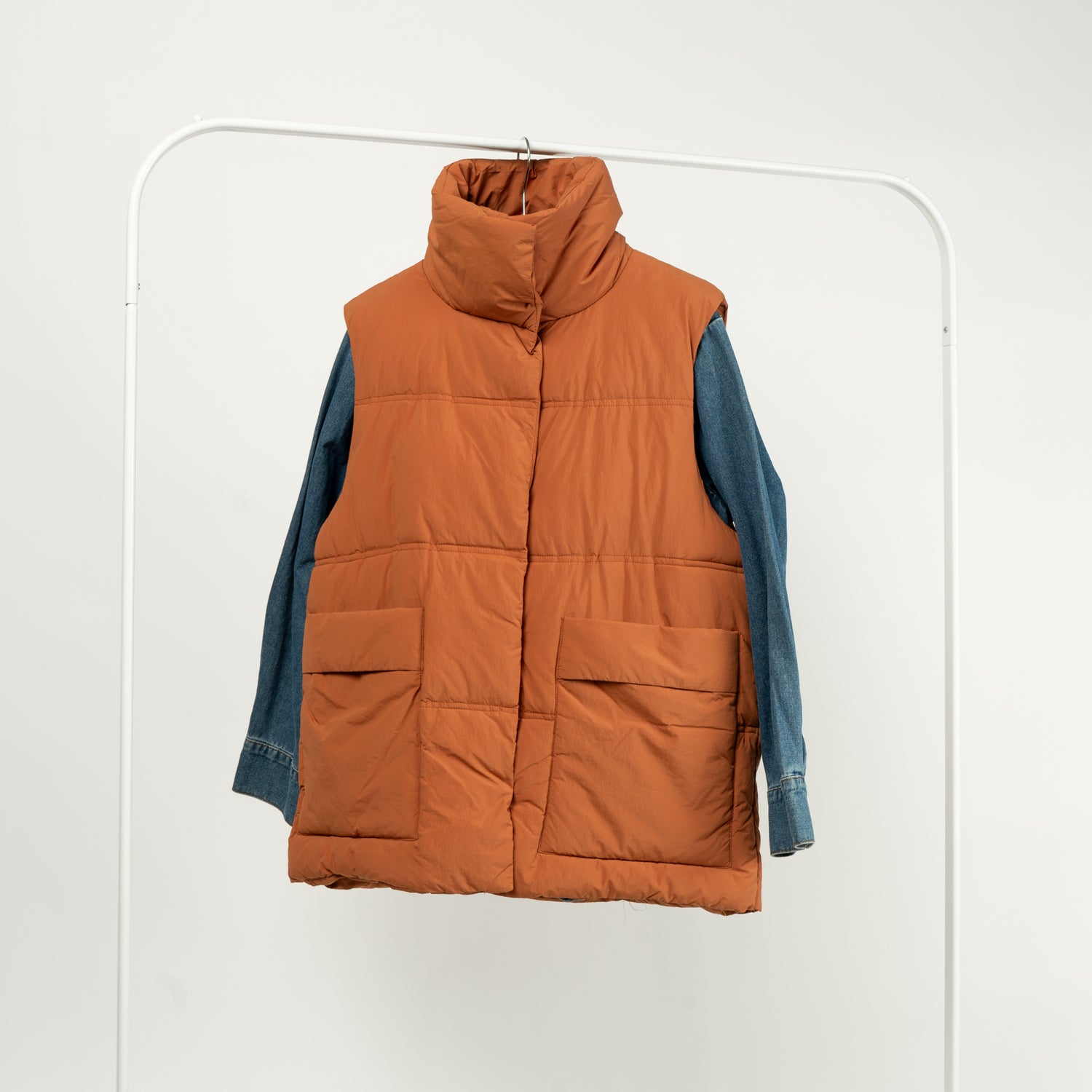 Vestă Matlasată Wind Protection cu Guler Înalt și Buzunare Mari