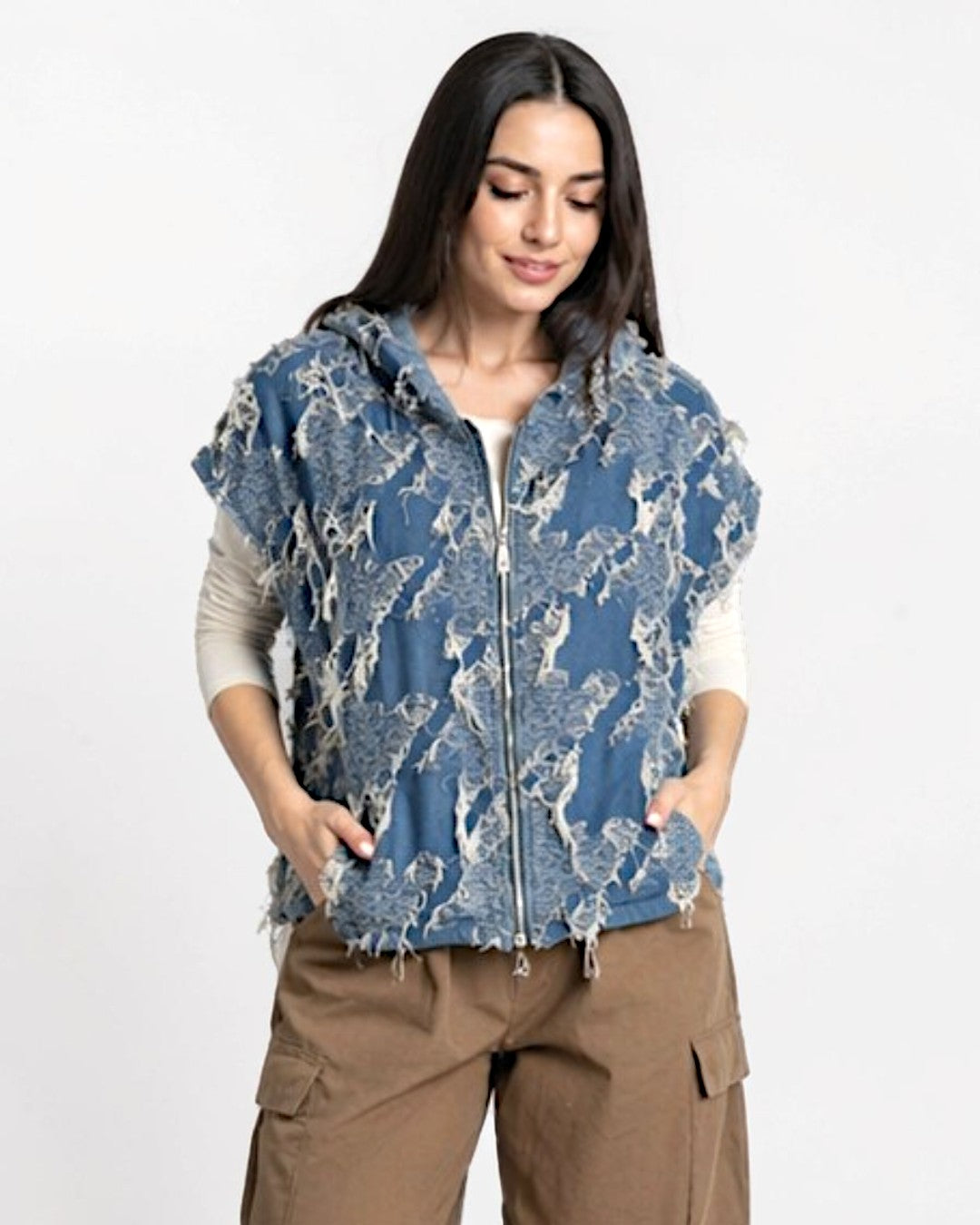 Vestă tip hanorac din denim devore purtată pe model